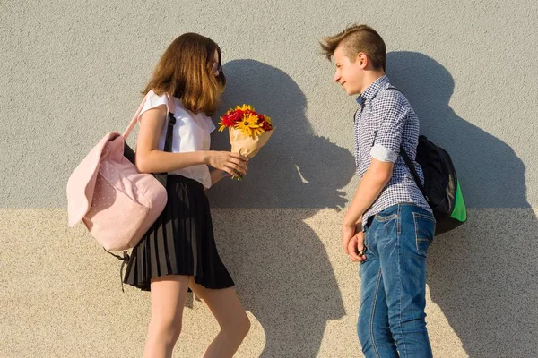 Junge Überreicht Mädchen Blumenstrauß Außenporträt Eines Teenie Paares — Stockfoto