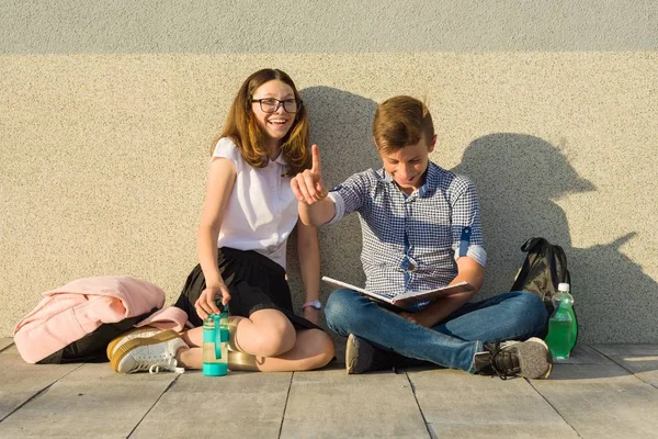 Estudiantes Felices Camino Del Campus Adolescentes Sientan Pared Gris Leen — Foto de Stock