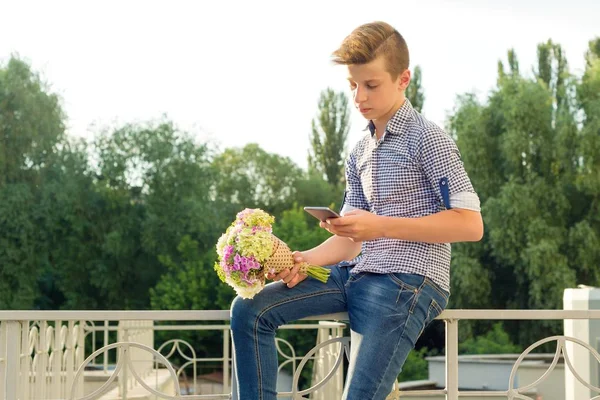 Plenerowej Nastoletniego Chłopca Bukietem Kwiatów — Zdjęcie stockowe