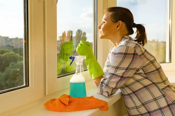 Mujer Con Guantes Protectores Goma Trapo Detergente Pulverizador Mira Una — Foto de Stock