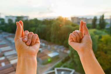 Elleri açık gün batımı, meditasyon, açık pencerenin ev arka plan, şehir ve akşam güneşi silüeti için