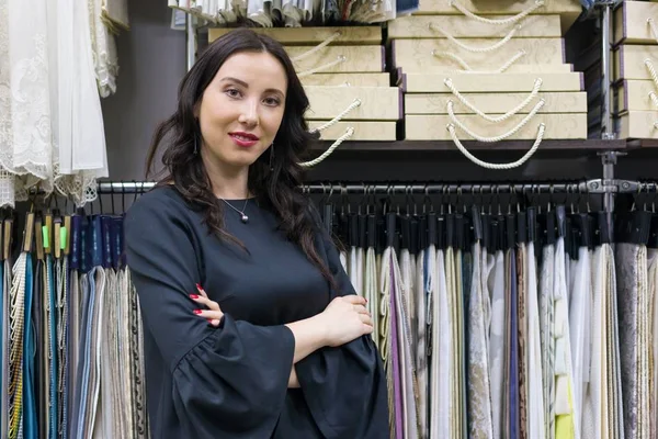 Retrato Mujer Madura Feliz Propietario Con Brazos Cruzados Tienda Telas — Foto de Stock