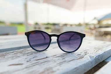 Yaz, arka plan beyaz ahşap masa yüzeyi açık yaz kafe güneş gözlüğü sembolü