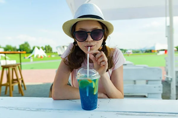 Summer Holidays Rest Teenage Girl Years Hat Sunglasses Blue Lemonade — Stock Photo, Image