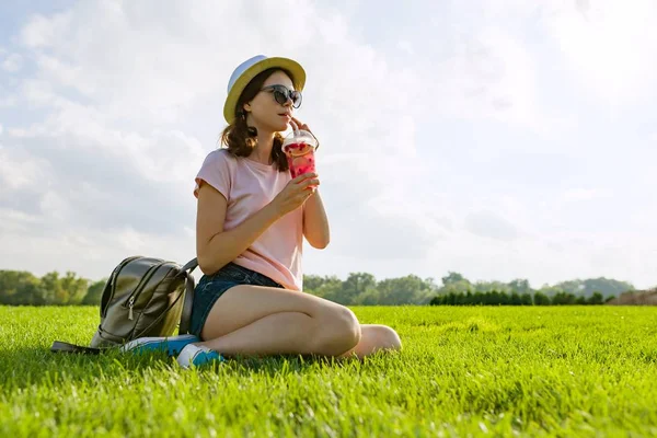 Chica Joven Gafas Sol Sombrero Bebe Bebida Bayas Verano Con — Foto de Stock