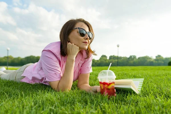 Zralá Žena Leží Zelené Trávě Žena Parku Letní Drink Kniha — Stock fotografie