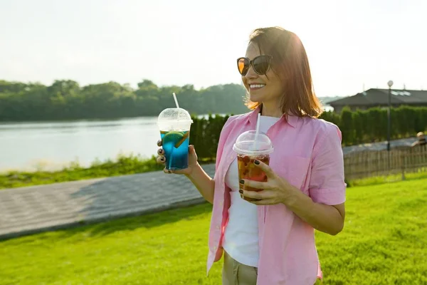 Mature Woman Two Drinks Her Hands Green Recreation Entertainment Area — Stock Photo, Image