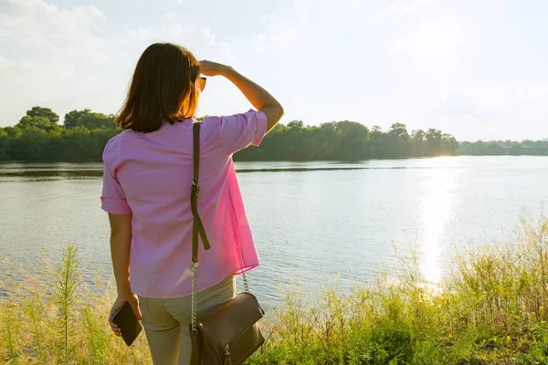 Volwassen Vrouw Staat Rivieroever Kijkt Naar Zonsondergang Genieten Van Water — Stockfoto