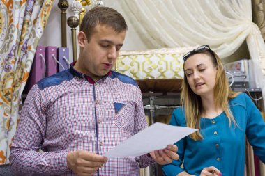 Çift erkek ve kadın, küçük aile şirketi sahiplerinin olduğunu. Gösteri-ev tekstili, kumaşlar, perde Dükkanı