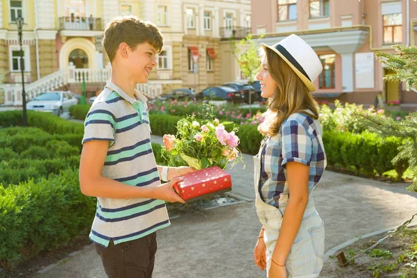 Teenager Junge Gratuliert Mädchen Mit Blumenstrauß Und Geschenk Freien Freundschaft — Stockfoto