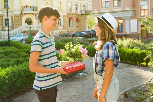 Adolescent Garçon Félicite Fille Avec Bouquet Fleurs Cadeau Plein Air — Photo