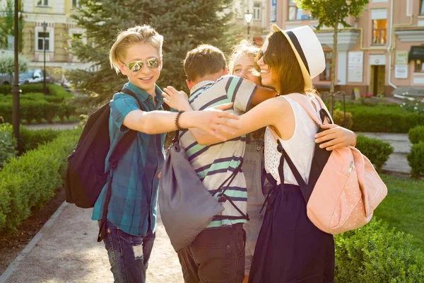 Grupp Ungdomar Har Kul Glad Tonåringar Vänner Walking Talking Njuter — Stockfoto