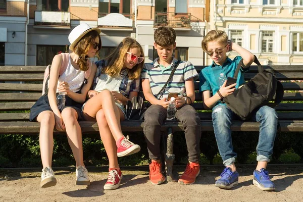 Grupo Jovens Está Divertindo Juntos Livre Fundo Urbano Férias Verão — Fotografia de Stock