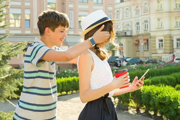 Par Adolescentes Están Divirtiendo Ciudad Vacaciones Verano Educación Concepto Adolescente — Foto de Stock