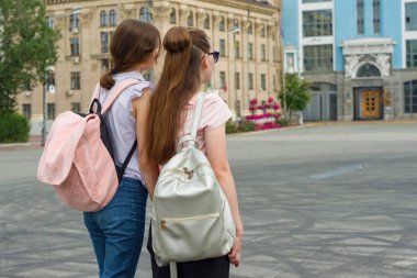 Sırt çantaları, arkadan görünüm, arka plan şehir, kopya alanı ile kız öğrenci