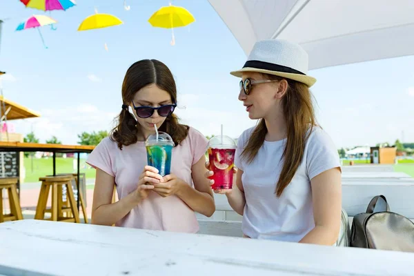 Adolescentes Chicas Sombrero Gafas Sol Cafetería Aire Libre Disfrutando Sus — Foto de Stock