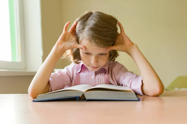 Μικρό Κορίτσι Φοιτητής Κάθεται Ένα Γραφείο Βιβλίο Σχολείο Παιδεία Γνώση — Φωτογραφία Αρχείου