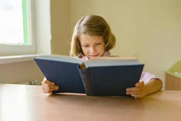 Kleine Meisje Student Zit Achter Een Bureau Met Boek School — Stockfoto