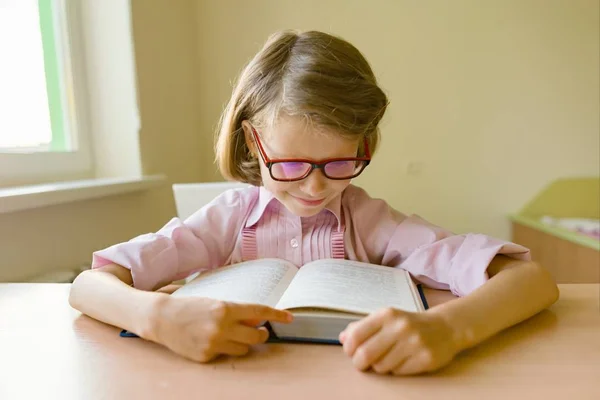 Una Niña Estudiante Sienta Escritorio Con Libro Escuela Educación Conocimiento — Foto de Stock