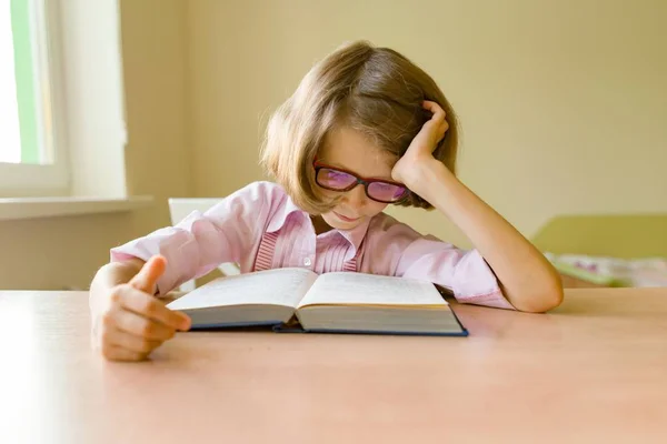 Una Niña Estudiante Sienta Escritorio Con Libro Escuela Educación Conocimiento — Foto de Stock