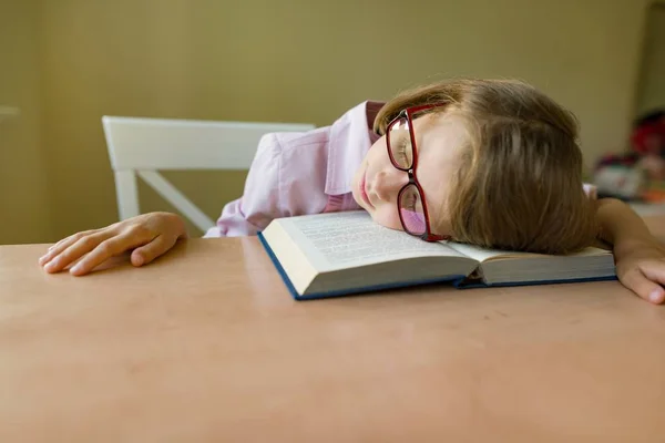 Μικρό Μαθητή Ποτήρια Κοιμάται Ένα Γραφείο Κεφάλι Ένα Ανοικτό Βιβλίο — Φωτογραφία Αρχείου