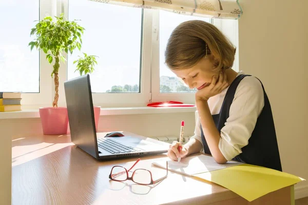 Colegiala Niña Años Sentada Mesa Con Libros Escribiendo Cuaderno Escuela —  Fotos de Stock