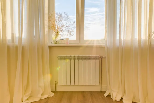 Weißer Heizkörper Mit Thermostat Der Wohnung Heizung Unterm Fenster — Stockfoto