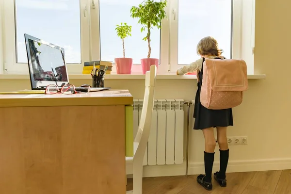 Petite Fille Étudiante Avec Sac Dos Uniforme Scolaire Regarde Par — Photo