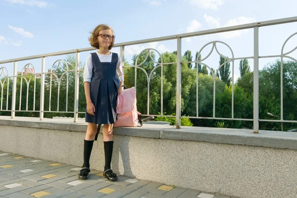 Outdoor Portret Van Een Kleine Student Meisje Met Bril Uniforme — Stockfoto