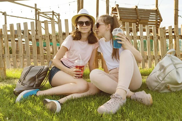 Chicas Adolescentes Años Divierten Una Zona Recreación Entretenimiento Sientan Césped — Foto de Stock