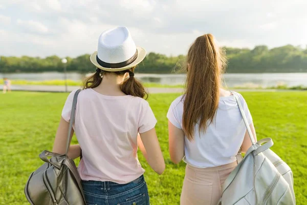 Retrovisore Amiche Stanno Passeggiando Nel Parco Nella Natura Ragazze Piedi — Foto Stock