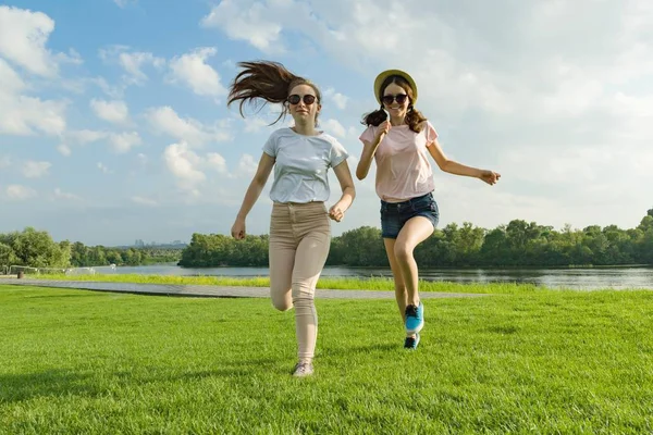 Las Chicas Jóvenes Huyen Adolescentes Divirtiéndose Césped Verde Parque Disfrutando — Foto de Stock