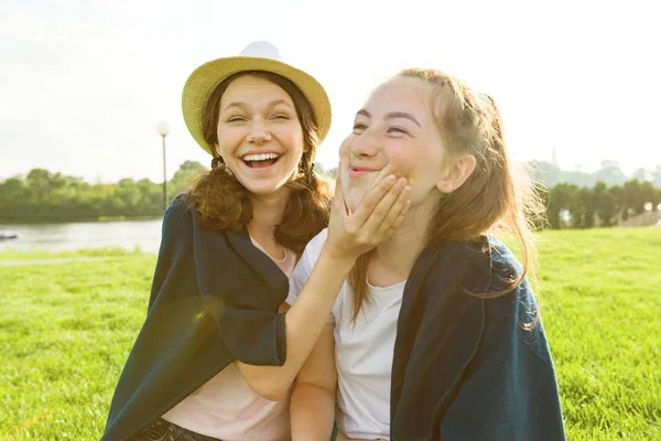 Chicas Jóvenes Divierten Sentados Césped Hierba Verde Antecedentes Naturaleza Área — Foto de Stock