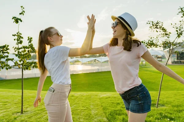 Amistad Dos Chicas Adolescentes Mejores Novias Divierten Naturaleza Césped Verde — Foto de Stock