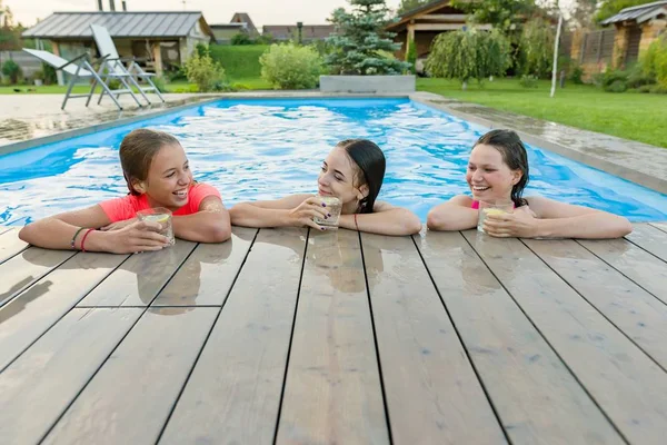 Tres Chicas Felices Con Bebidas Fiesta Verano Piscina — Foto de Stock