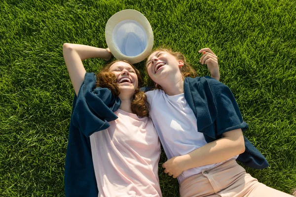 Kızlar Gençler Eğleniyor Yalan Yeşil Çimen Gülüyor Üstten Görünüm Üzerinde — Stok fotoğraf