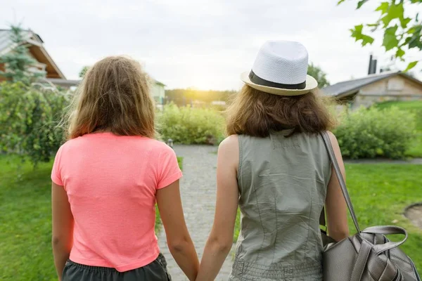 Deux Amies Vont Tenir Main Chemin Pelouse Arrière Plan Près — Photo