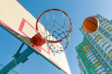Sokak basketbol, basketbol halka ve sepet içine uçan top yakın çekim