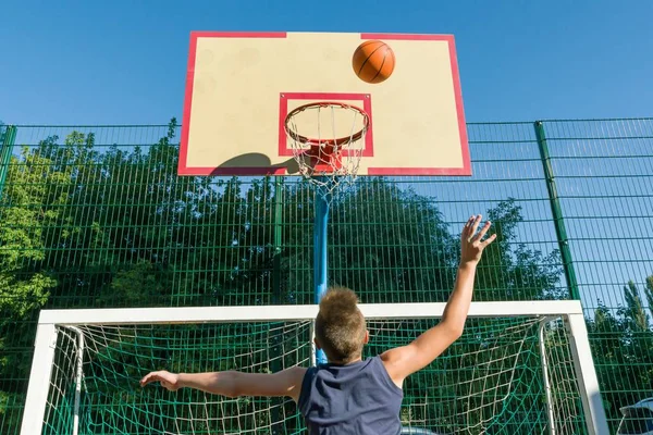 少年男孩街头篮球运动员在城市篮球场 — 图库照片