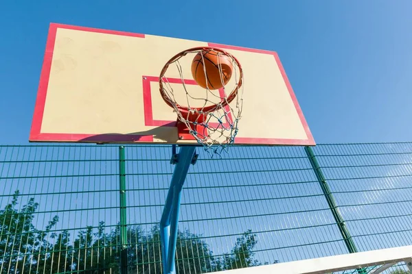 Pallacanestro Strada Primo Piano Del Basket Palla Che Vola Nel — Foto Stock