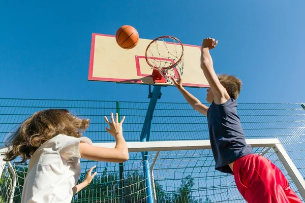 バスケット ボール コートの 人のプレーヤー ティーンエイ ジャーの女の子と男の子 Streetball バスケット ボール ゲーム — ストック写真