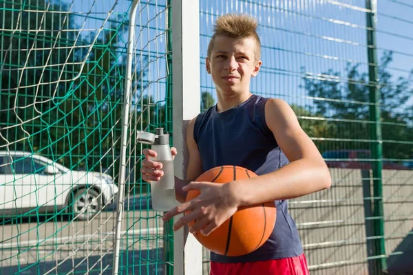 Adolescente Menino Jogando Basquete Com Bola Quadra Basquete Água Potável — Fotografia de Stock