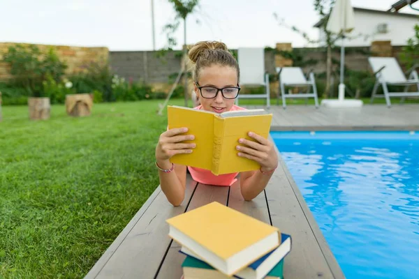 Tienermeisje Glazen Leest Een Boek Achtergrond Zwembad Het Gazon Buurt — Stockfoto