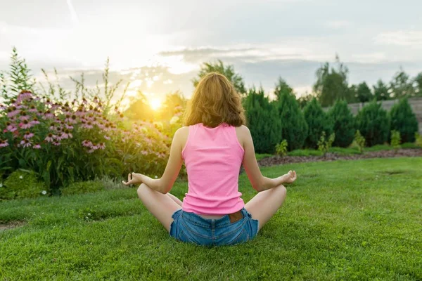 Young Girl Practicing Yoga Meditating Summer Sunset Background Green Grass — Stock Photo, Image