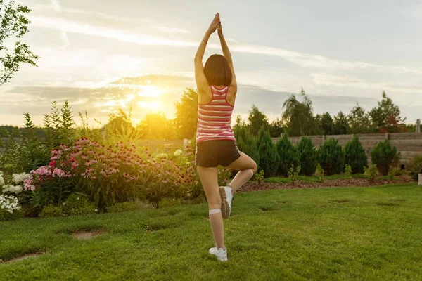 Young Girl Practicing Yoga Meditating Summer Sunset Background Green Grass — Stock Photo, Image