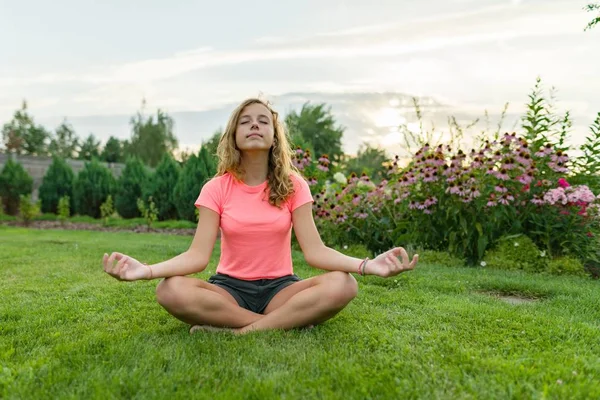 Mladá Dospívající Dívka Cvičit Jógu Meditovat Letní Západ Slunce Pozadí — Stock fotografie