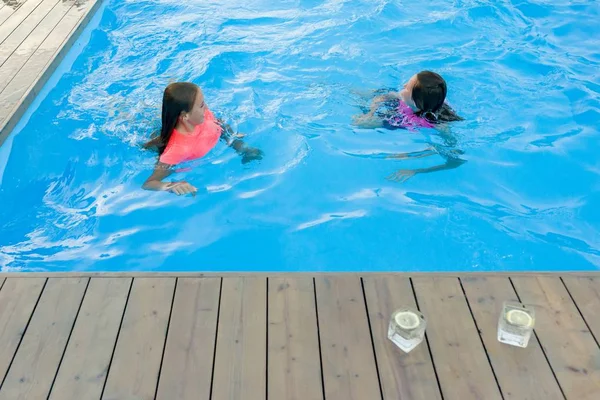 Две Девочки Подростки Веселятся Бассейне — стоковое фото