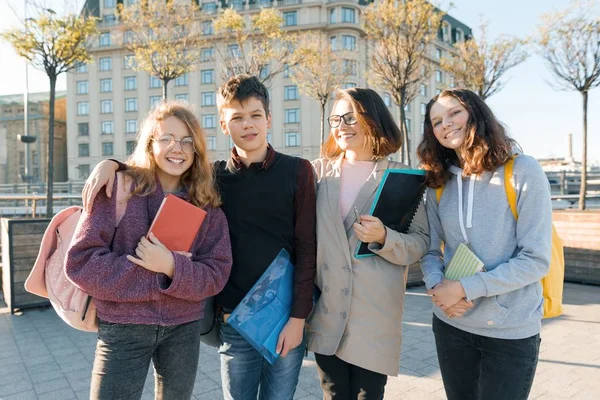 Outdoor Portret van een vrouwelijke leerkracht en de groep van teenage studenten, gouden uur — Stockfoto