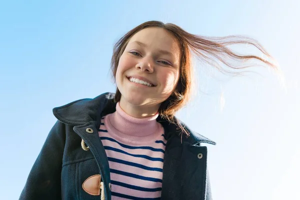 Portrét mladé usmívající se dívky, teen, pozadí modré oblohy — Stock fotografie