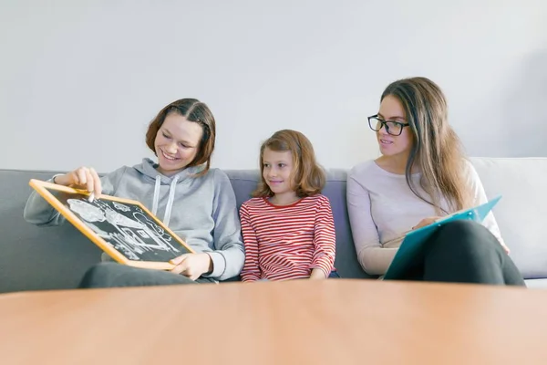 Dolgozó család, két nővére, a Hivatal szakmai gyermekpszichológus — Stock Fotó